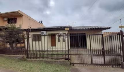 Casa à venda com 03 dormitórios, no bairro Camobi, em Santa Maria, RS.