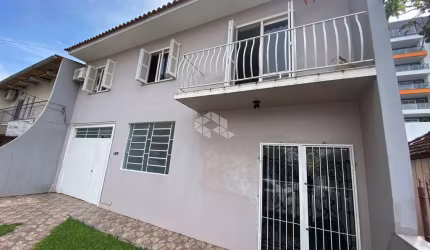 Casa à venda com 03 dormitórios e sala comercial no bairro Camobi, em Santa Maria.