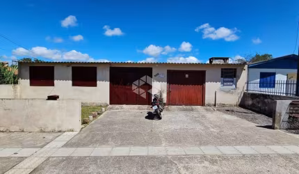 Casa comercial à venda com 11 acomodações no bairro Camobi, em Santa Maria.