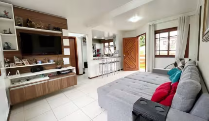 Casa à venda com 03 dormitórios , sacada e churrasqueira no bairro São José em Santa Maria.