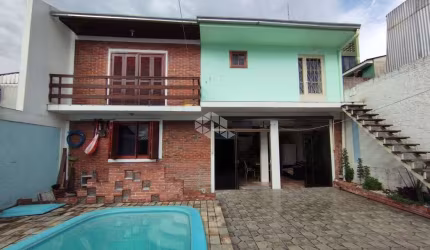 Casa/sobrado com 03 dormitórios 01 suíte com piscina no bairro Medianeira em Santa Maria.