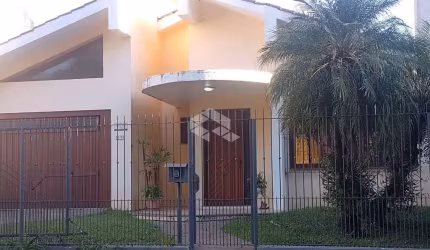 Casa com 04 dormitórios à venda no bairro Nossa Senhora de Lourdes em Santa Maria