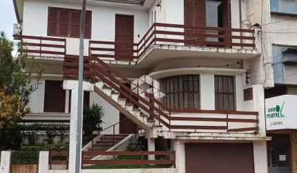 Casa de 03 dormitórios com garagem à venda no bairro Centro em Santa Maria