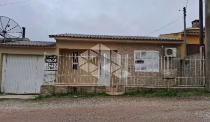 Casa de 02 dormitórios, com garagem para 02 carros, gradeada e com fundos murada