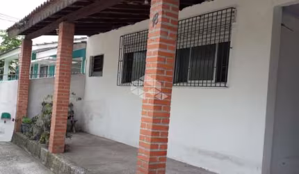 Casa á venda no bairro Nova Santa Marta, com 03 quartos e uma suíte em Santa Maria, RS.