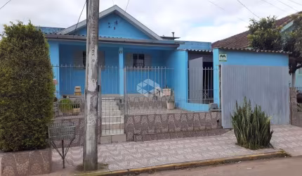Casa com 4 quartos 2 banheiros 2 vagas de garagem no Bairro Juscelino Kubstcheck em Santa Maria