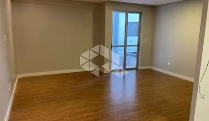 Apartamento à venda de 2 quartos semi-mobiliado na Av. Presidente Vargas em Santa Maria-RS