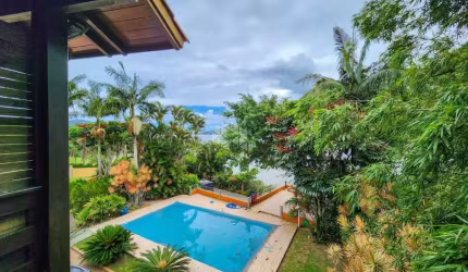Casa coom mais de 1000m² de terreno de Frente para a Lagoa na Lagoa da Conceição - Florianopolis/SC