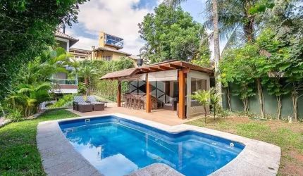 Casa com vista parcial para o mar de 4 dormitórios, sendo 4 suítes, 3 vagas de garagem na Praia Mole em Florianópolis/SC.