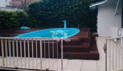 CASA À VENDA PRÓXIMA À PRAIA COM 2 QUARTOS E EDÍCULA NA PRAIA DO CAMPECHE EM FLORIANÓPOLIS/SC.