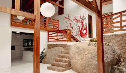 CASA  COM 4 SUÍTES 7 VAGAS PISCINA E LAREIRA NO RIO TAVARES FLORIANÓPOLIS