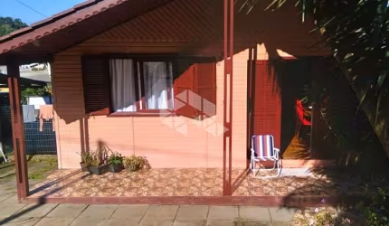 A venda casa de 2 dormitórios mais banheiro social, localizada no bairro Palace Hotel em Canela.