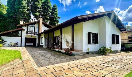 A venda casa de 3 dormitórios sendo um suíte, localizada no Jardim dos Pinheiros em Canela.