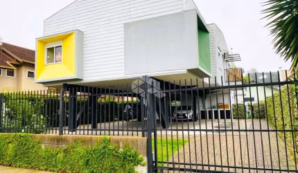 A venda apartamento de 2 dormitórios sendo 1 suíte mais banheiro social, localizado a 300 metros do supermercado Rissul em Canela.