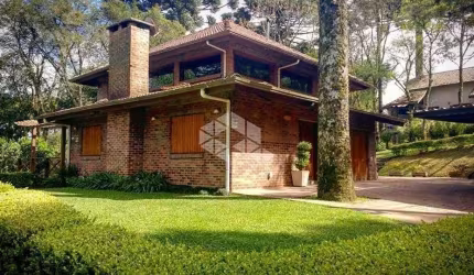Casa de 3 Quartos com Suíte, Quiosque Privativo e 4 Vagas em Canela - Porteira Fechada