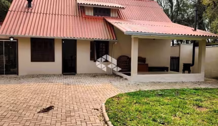 A venda casa de 2 dormitórios mais banheiro social, localizada em Gramado.