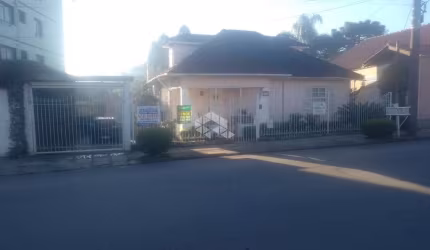 CASA 70  M²  Dormitórios, terreno 1.000m², localizada na  Vila Boeira