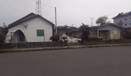 casa 177m², terreno 560m², localizado no Bairro Boeira a 200 metros do Rissul