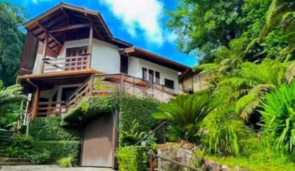 Casa de 4 dormitórios sendo 3 suítes