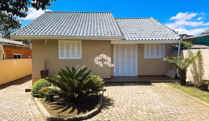 A venda casa de 2 dormitórios sendo 1 suíte, localizada em Canela.