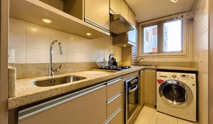 A venda apartamento de 2 dormitórios sendo 1 suíte, no centro de Gramado.