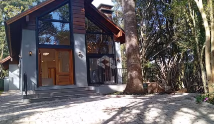 Casa de Alto Padrão à Venda no Condomínio Pinheiro Grosso em Canela com 3 Suítes