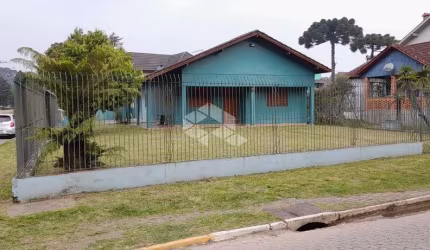 casa com patio fechado em Canela