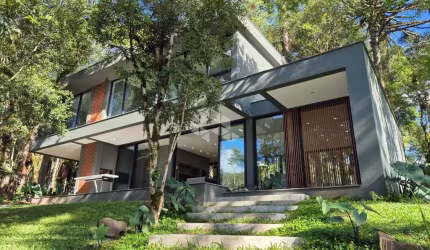 Casa com três suítes no Res. Pinheiro Grosso em Canela
