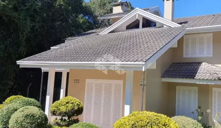 Casa em Residencial das Bromélias uma quadra do lago Negro em Gramado
