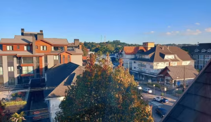 Apartamento mobiliado no Centro de Gramado com 2 quartos (1 suíte), sacada com vista e vaga de garagem