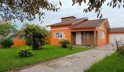 Casa 4 dormitórios, 03 banheiros, garagem fechada com extenso jardim.