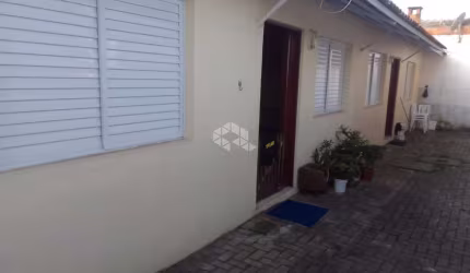 Casa 02 dormitórios, 01 banheiro, 01 vaga coberta escriturada em condomínio fechado.
