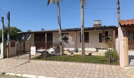 Casa ampla com churrasqueira, jardim, gradeada, garagem para 3 carros, 3 dormitórios
