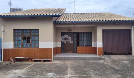 Casa de 3 dormitórios com 3 banheiros e mais de quatro vagas de garagem em um amplo terreno de 550m²