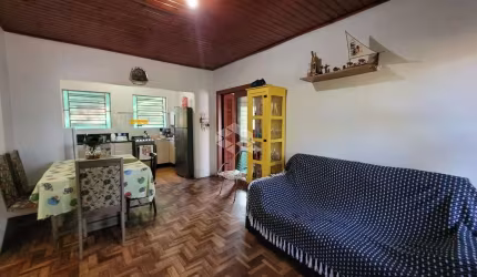 Casa ampla com 2 dormitórios e várias árvores frutíferas.
