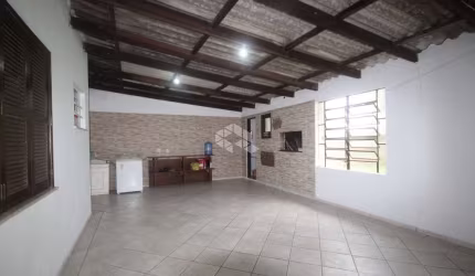Casa com 3 dormitórios/ pátio com churrasqueira/ pátio gramado amplo nos fundos / 3 vagas