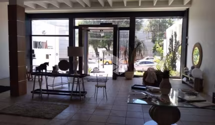 Loja com 300 m², 4 vagas no centro de canoas