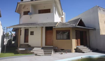 Casa sobrado, Centro de Canoas, 4 dormitórios, suíte, pátio e piscina