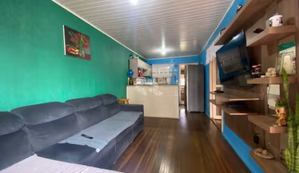 Casa mista com 02 dormitórios, Living amplo, copa/cozinha. 03 vagss