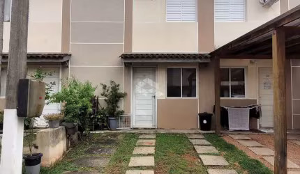 Casa 2 dormitórios, 1 vaga privativa e pátio em condomínio fechado com lazer completo.
