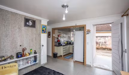 Casa com 3 quartos, sendo 1 suíte, sala de estar, cozinha planejada, banheiro social e pátio com piscina. No Nossa  Sra. das Graças