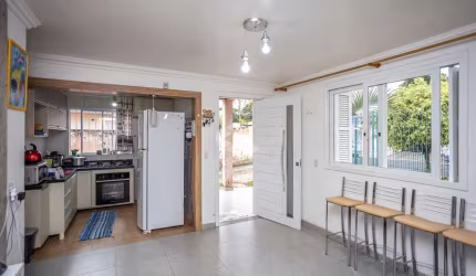Casa com 3 quartos, sendo 1 suíte, sala de estar, cozinha planejada, banheiro social e pátio com piscina. No Nossa  Sra. das Graças