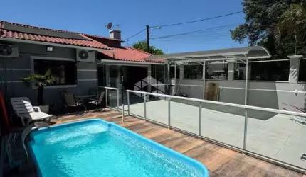 Casa de esquina, com 2 quartos, 2 banheiros, 4 vagas de garagem e piscina no Central Park em Canoas