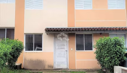 Casa 3 dormitórios, 2 vagas privativas e patio, em condomínio fechado com lazer completo.