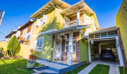 Casa Sobrado, 3 dormitórios, suíte, 3 banheiros, cozinha planejada, lavanderia, churrasqueira, piscina aquecida, pátio.