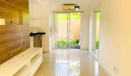 Casa em condomínio á venda , de 2 dormitórios, semi mobiliado,pátio nos fundos . Aceita FGTS e financiamento , ao lado  Park Shopping.