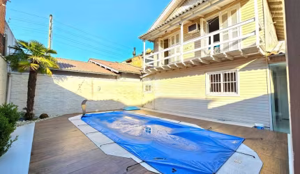 Casa sobrado, 140 m², com 3 dormitórios, sendo 1 suíte, pátio com piscina com hidro, edícula com churrasqueira e escritório energia solar, no bairro i