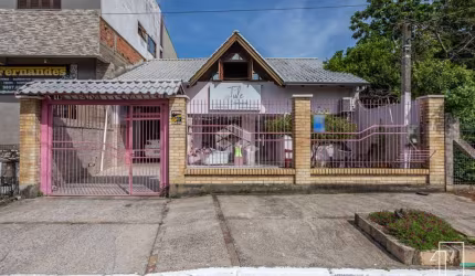 Enorme casa com pé direito alto, sendo 3 dormitórios, 2 banheiros, ponto comercial na frente, sótão com dormitório e pátio nos fundos. Localizado no B