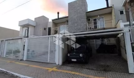 Casa/Sobrado, 3 dormitórios, sendo uma suíte, cozinha planejada, sala, churrasqueira, pátio, duas vagas. A venda bairro Igara - Canoas