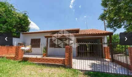 Casa Térrea Semi com 3 dormitórios, 1 banheiros, 3 vagas de garagem sendo 1 coberta. No Bairro Estância Velha em Canoas/RS.
